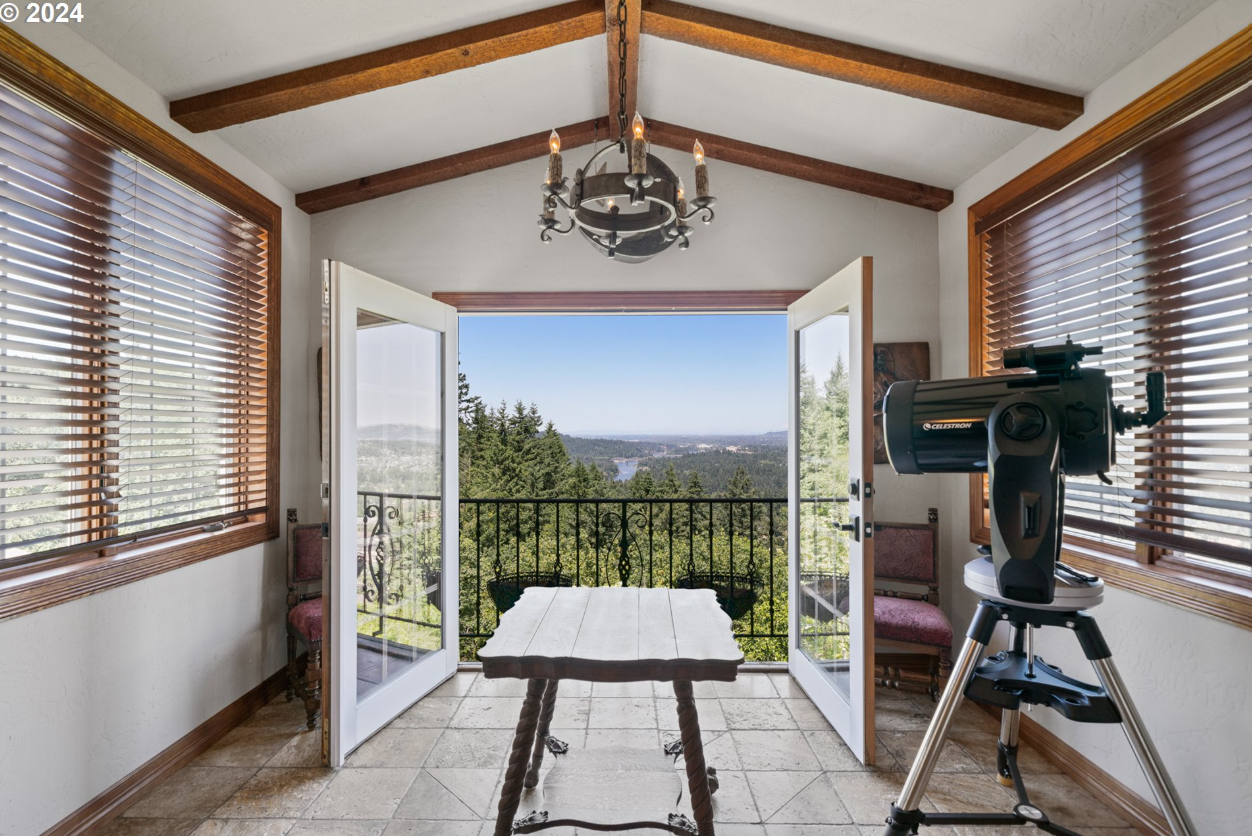 Skylands Estate With Panoramic Views